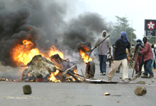 Dès la fermeture des bureaux de vote, des scènes de violence ont éclaté dans les rues de Lomé. (Photo : AFP)