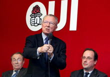 Lors d'une conférence organisée par le Parti socialiste le 19 avril, Jacques Delors et Michel Rocard sont venus soutenir François Hollande dans sa campagne pour le «oui» au référendum.(Photo : AFP)