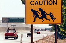 A la frontière américano-mexicaine, vers San Diego (Californie), des panneaux mettent en garde contre la présence d'éventuels piétons migrants.(Photo: AFP)