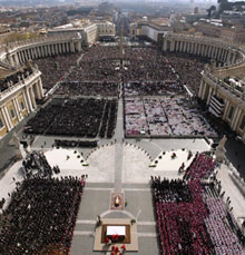 C'est sur la place Saint-Pierre de Rome devant le Vatican que les derniers hommages au Pape Jean-Paul II ont eu lieu.(Photo: AFP)