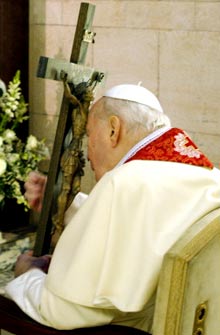 C’est dans sa chapelle privée du Vatican et par vidéo interposée que Jean-Paul II avait participé au chemin de croix de cette année.(Photo : AFP)