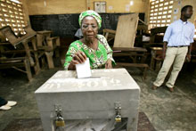 Une femme togolaise dépose son bulletin dans l'urne, à Lomé, le 24 avril 2005.(Photo: AFP)