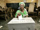 Une Togolaise vote à Lomé.(Photo: AFP)