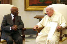 Le président sénégalais Abdoulaye Wade avait rencontré le pape Jean-Paul II au Vatican, le 13 mai 2004.(Photo : AFP)