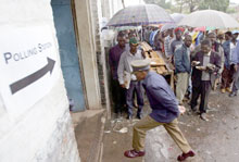 Longues files d'attente devant les bureaux de vote malgré un taux de participation estimé entre 30 et 40%.(Photo : AFP)