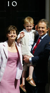 Tony Blair, le jour de ses 52 ans en compagnie de sa femme Cherie et de son jeune fils Léo.(Photo: AFP)
