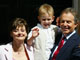 Tony Blair, le jour de ses 52 ans en compagnie de sa femme Cherie et de son jeune fils Léo. 

		(Photo: AFP)