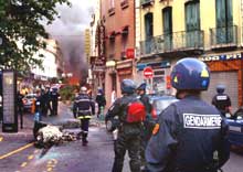 Depuis une semaine, de vives tensions opposent Gitans et Maghrébins dans Perpignan. Les policiers déployés dans les quartiers touchés par les échauffourées ont été accueillis par des coups de feu.(Photo: AFP)