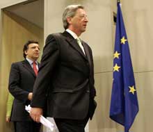 Jean-Claude Juncker, président en exercice&nbsp;de l'Union européenne, suivi de José Manuel Durão Barroso à l'ouverture de la conférence de presse sur le référendum français à Bruxelles.(Photo: AFP)