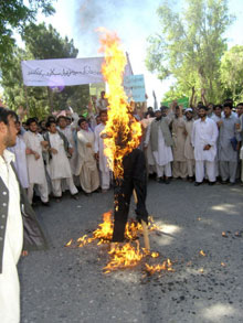 Des étudiants de Jalalabad brûlent un mannequin à l'effigie de George Bush. Les violentes manifestions dans cette ville de l'est du pays ont fait quatre morts et des dizaines de blessés.(Photo : AFP)