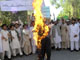 Des étudiants brûlent un mannequin à l'effigie de George Bush.(Photo : AFP)