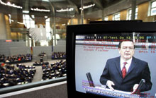 Le chancelier allemand Gerhard Schröder s'adresse au Bundestag ce 12 mai 2005 lors de  la ratification par le Parlement de la Constitution européenne.(Photo : AFP)