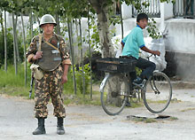 L'armée patrouille dans les rues d'Andijan.(Photo: AFP)