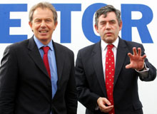 Tony Blair ici en compagnie de Gordon Brown, est déclaré meilleur Premier ministre possible par un sondage britannique.(Photo: AFP)