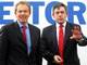 Tony Blair ici en compagnie de Gordon Brown, est déclaré meilleur Premier ministre possible par un sondage britannique.(Photo: AFP)