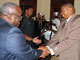 Domitien Ndayizeye, président du Burundi, sert la main de Agathon Rwasa, chef des Forces nationales de libération (FNL).(Photo: AFP)