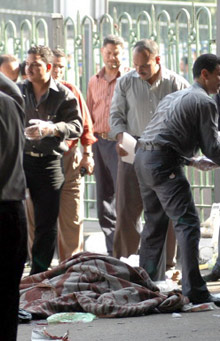 Les policiers égyptiens examinent le corps du terroriste, Ehab Yassin, qui s'est jeté d'un pont avec une bombe sur une foule de touristes.(Photo : AFP)