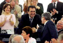 Le texte proposé par l'eurodéputé espagnol Alejandro Cercas (C) a été adopté au Parlement européen.(Photo : AFP)