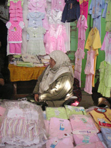 Une commerçante d’origine ouzbek sur le grand bazar kirghize de Karassou. &#13;&#10;&#13;&#10;&#9;&#9;(Photo : Manu Pochez/RFI)