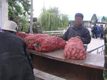 Le passage de la douane kirghize, le commerce reprend avec le grand bazar situé a proximité du poste frontière. &#13;&#10;&#13;&#10;&#9;&#9;(Photo : Manu Pochez/RFI)
