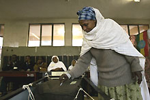 Une Ethiopienne vote, le 15 mai, à Addis Abeba. La Commission électorale doit annoncer les premiers résultats provisoires le 21 mai.(Photo: AFP)