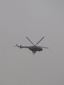 20 mai 2005 : hélicoptère militaire ouzbek MI 8, de fabrication soviétique, survolant la ville de Karassou reprise par les militaires dans la nuit. &#13;&#10;&#13;&#10;&#9;&#9;(Photo : Manu Pochez/RFI)