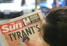 Photo montrant Saddam Hussein en sous-vêtements, à la une du tabloïd britannique <i>The Sun</i>, le vendredi 20 mai 2005.(Photo: AFP)