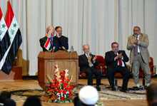 Le Premier ministre chiite Ibrahim al-Jaafari prête serment avec les autres membres de son cabinet.(Photo: AFP)