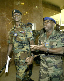Le major-colonel, Mangou Philippe des Forces armées ivoiriennes et Soumaïla Bakayoko, commandant des Forces nouvelles.(Photo: AFP)