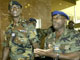 Le major-colonel, Mangou Philippe des Forces armées ivoiriennes et Soumaïla Bakayoko, commandant des Forces nouvelles.(Photo: AFP)