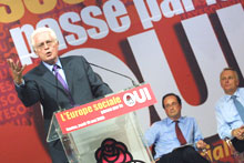 A Nantes, l'ancien Premier ministre Lionel Jospin a prononcé un discours en faveur du «oui» sous le regard du premier secrétaire du Parti socialiste François Hollande.(Photo: AFP)