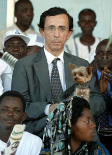 Charles Debbasch à Kara, au Togo, en mai 2003.(Photo : AFP)