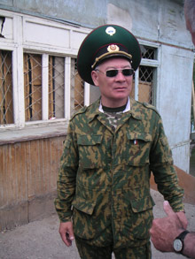 Le colonel Tortogoul Kambarov, officier chargé de tous les garde-frontières de la province D’Och (Kirghizstan). &#13;&#10;&#13;&#10;&#9;&#9;(Photo : Manu Pochez/RFI)