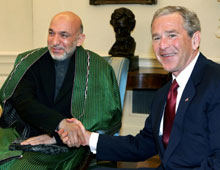 Le président afghan Hamid Karzaï et son homologue américain George W. Bush à la Maison Blanche le 23 mai 2005.(Photo : AFP)