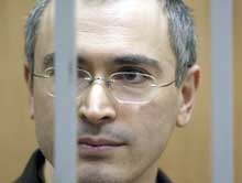 Mikhail Khodorkovski, lors de son jugement à Moscou le 25 octobre 2004.(Photo : AFP)