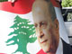 Une Libanaise tient le portrait de Michel Aoun de retour à Beyrouth.(Photo: AFP)