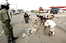 Lomé: nettoyage des rues sous l'oeil d'un soldat.(Photo: AFP)