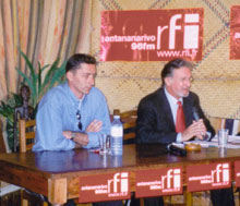 Olivier Péguy avec Gilles Schneider (ex-directeur de l'information de RFI) lors de l'inauguration d'une antenne FM à Madagascar en juin 2003.(Photo : DR)