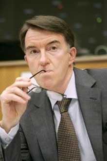  Le commissaire européen au Commerce Peter Mandelson fait appel à l'OMC pour résoudre le différend  Airbus-Boeing.(Photo : AFP)