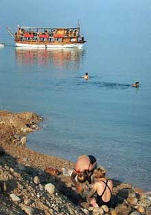 <P>Rive de la mer Morte en Israël.<BR>Le canal des Deux mers devrait&nbsp;aussi lutter contre l'assèchement de la mer Morte.</P>(Photo : AFP)