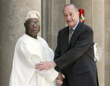 Les présidents Olusegun Obasanjo et Jacques Chirac sur le perron de l'Elysée. Le chef de l'Etat nigérian veut faire de la France un important allié.(Photo : AFP)