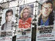 Les portraits des trois journalistes roumains enlevés en Irak, sont affichés, place de la Nation, à Paris, le 7 avril 2005.(Photo: AFP)