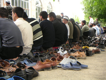 Grande prière du vendredi à la mosquée Karassou (coté kirghize), la majorité des participants est d’origine ouzbek. &#13;&#10;&#13;&#10;&#9;&#9;(Photo : Manu Pochez/RFI)