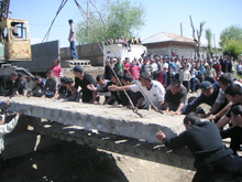 Les garde-frontières ouzbeks ont été chassés par la population qui reconstruit le pont routier. 

		(Photo : Manu Pochez/RFI)
