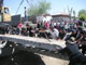 Les garde-frontières ouzbeks ont été chassés par la population qui reconstruit le pont routier.(Photo : Manu Pochez/RFI)