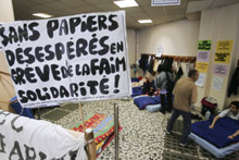 Les douze sans-papiers ont obtenu la régularisation de leur situation après cinquante jours de grève de la faim.(Photo : AFP)