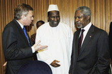 (de gauche à droite ) Le secrétaire général de l'Otan Jaap de Hoop Scheffer, le président de la Commission de l'Union africaine Alpha Oumar Konaré et le secrétaire général des Nations unies Kofi Annan, à la réunion d'Addis Abeba.(Photo : AFP)