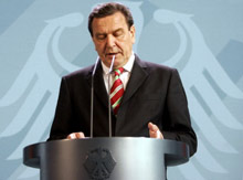 Dès l'annonce des résultats des élections régionales et la défaite historique du parti de Gerhard Schröder, le chancelier allemand a annoncé la tenue d'élections législatives anticipées.(Photo : AFP)