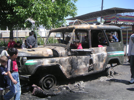 L’une des deux voitures de la milice ouzbek incendiée pendant les événements, tous les miliciens ont quitté la ville «sans encombre». &#13;&#10;&#13;&#10;&#9;&#9;(Photo : Manu Pochez/RFI)