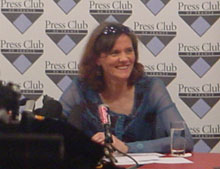 Florence Aubenas pendant sa conférence de presse, le 14 juin 2005 à Paris.(Photo: Valérie Gas/RFI)